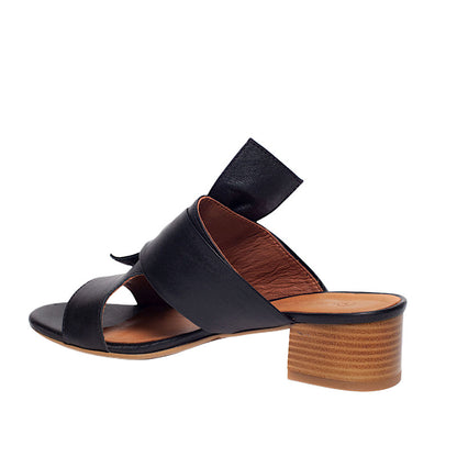 Louisa sandals in black leather.