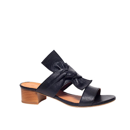 Louisa sandals in black leather.