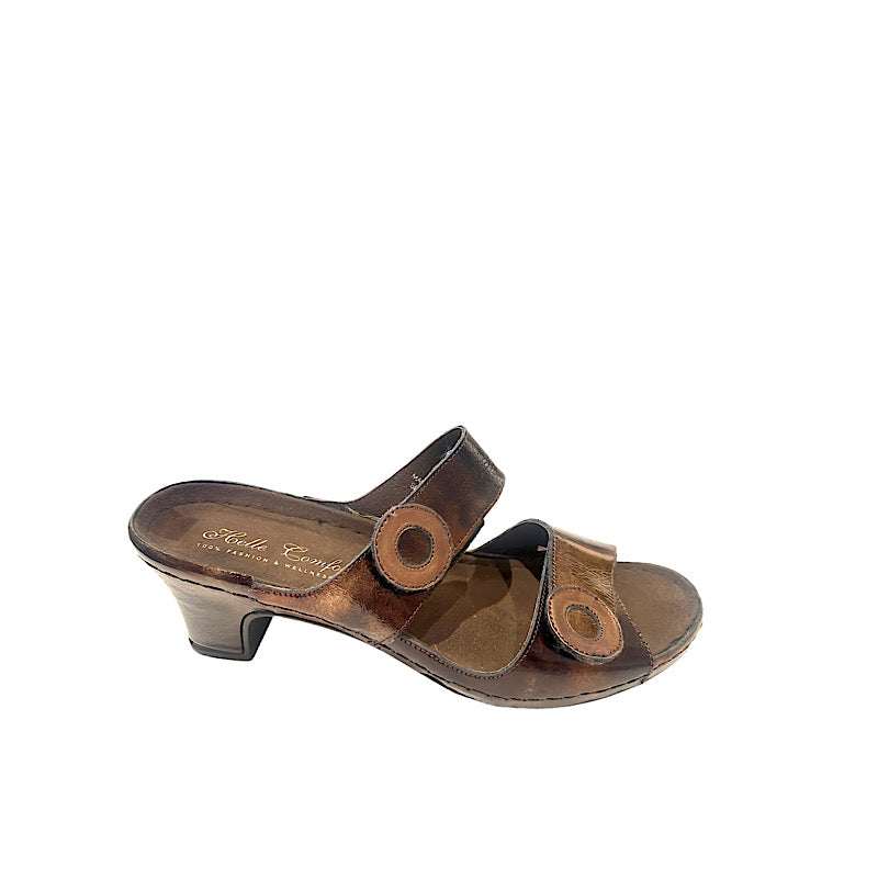 Helle sandals in brown patent leather. 