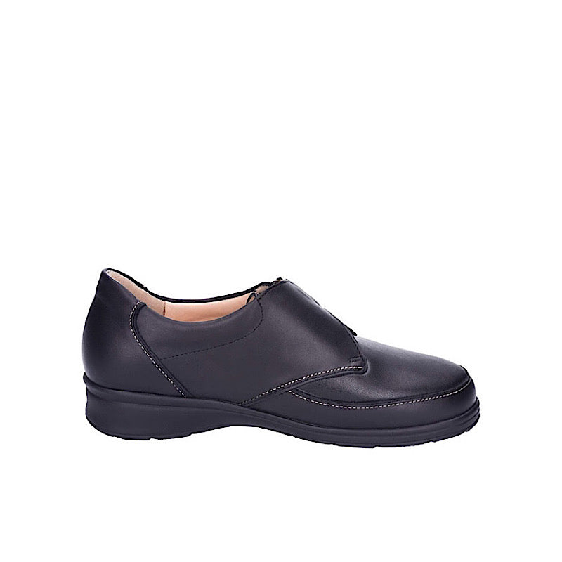 Finn Comfort Alkmaar shoes in black stretch leather.