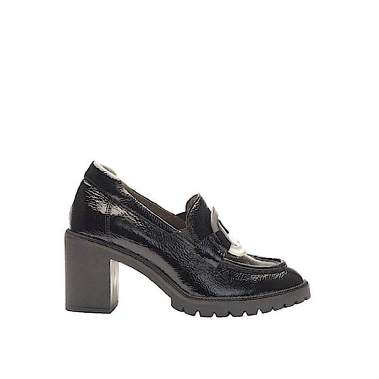 Chaussures Softwaves en cuir verni noir.