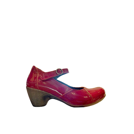 Chaussures Portofino Mary Jane en cuir verni rouge foncé.