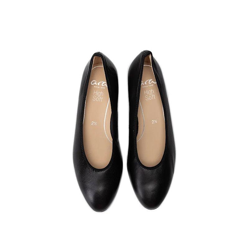 Ara pump style shoes 12 11486 in very soft black leather. 6