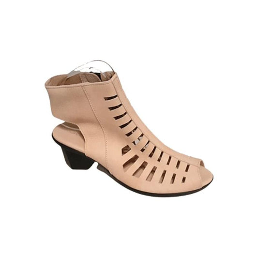 Sandales Arche Enomad en nubuck beige.